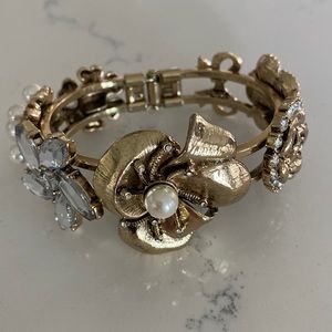 Goldtone bracelet with pearls and crystals